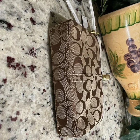 🦋 NWOT Coach Hamptons Signature Tote Capacity Wristlet Never Used White Trim - Picture 3 of 12